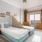 Guestready - Vibrant Flat W/ Balcony شقة