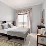 Guestready - Vibrant Flat W/ Balcony *