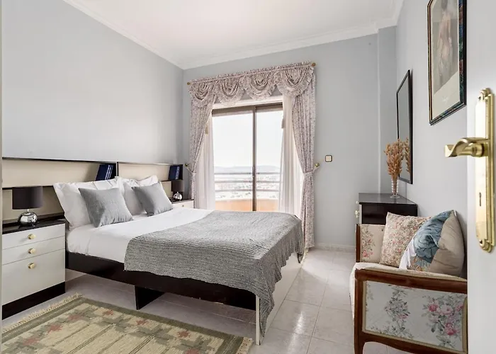 Guestready - Vibrant Flat W/ Balcony